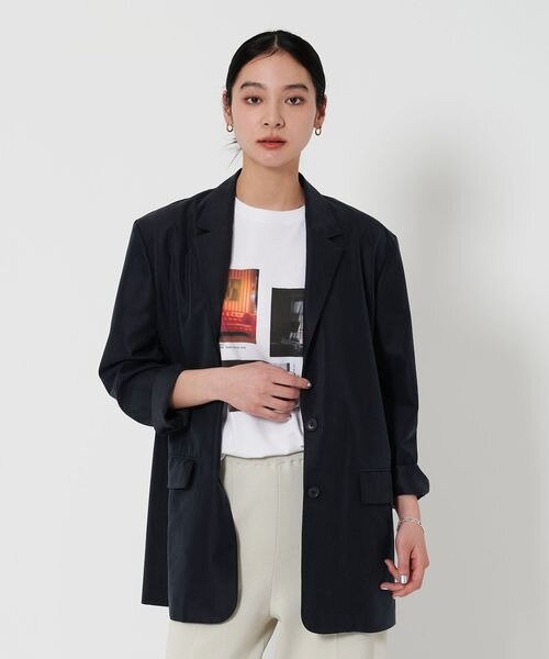 ネイビーのジャケットを着用している女性