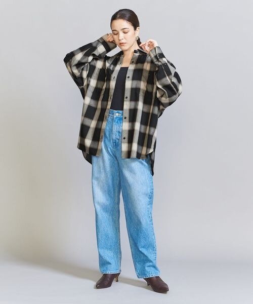 チェック柄シャツと無地のアイテムの組みあわせ