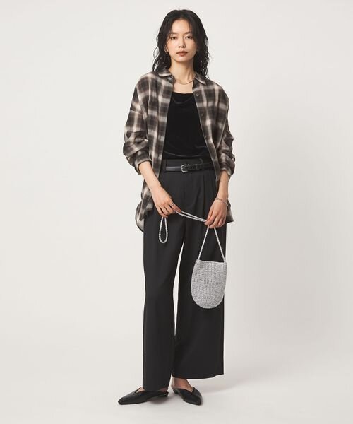 チェック柄シャツときれいめなアイテムの組みあわせ