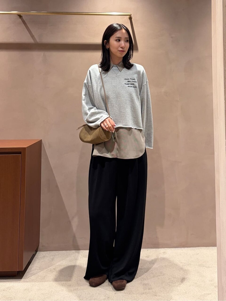 チェックシャツ×スウェット