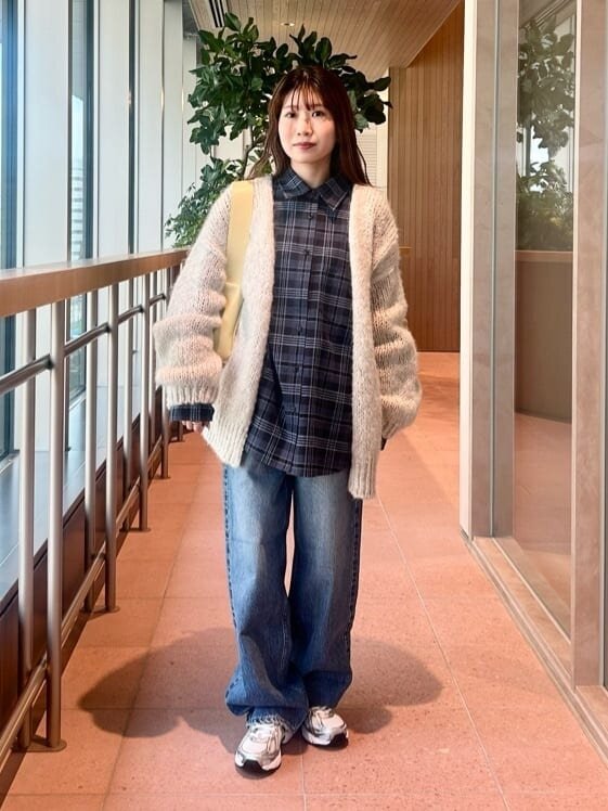 チェックシャツ×カーディガンのコーデ