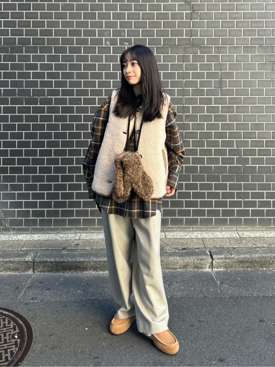 チェックシャツ×フリースベストのコーデ
