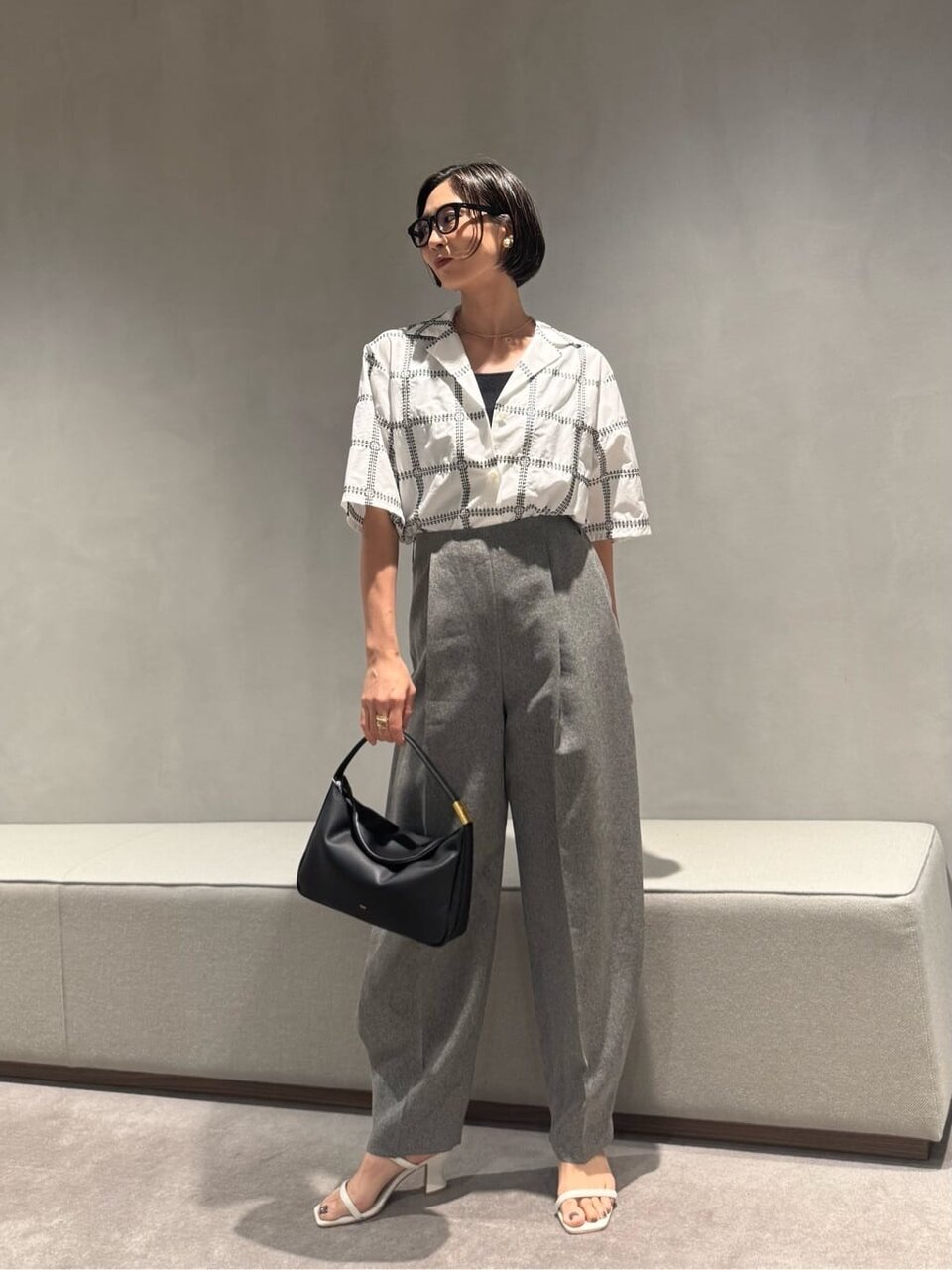 チェックシャツ×タックワイドパンツのコーデ