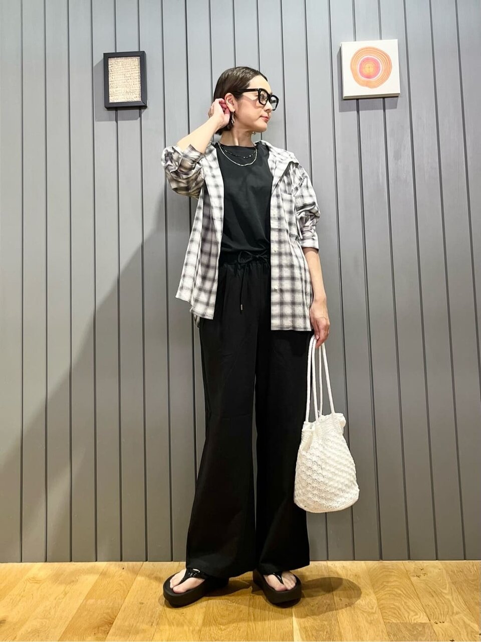 チェックシャツ×サンダル