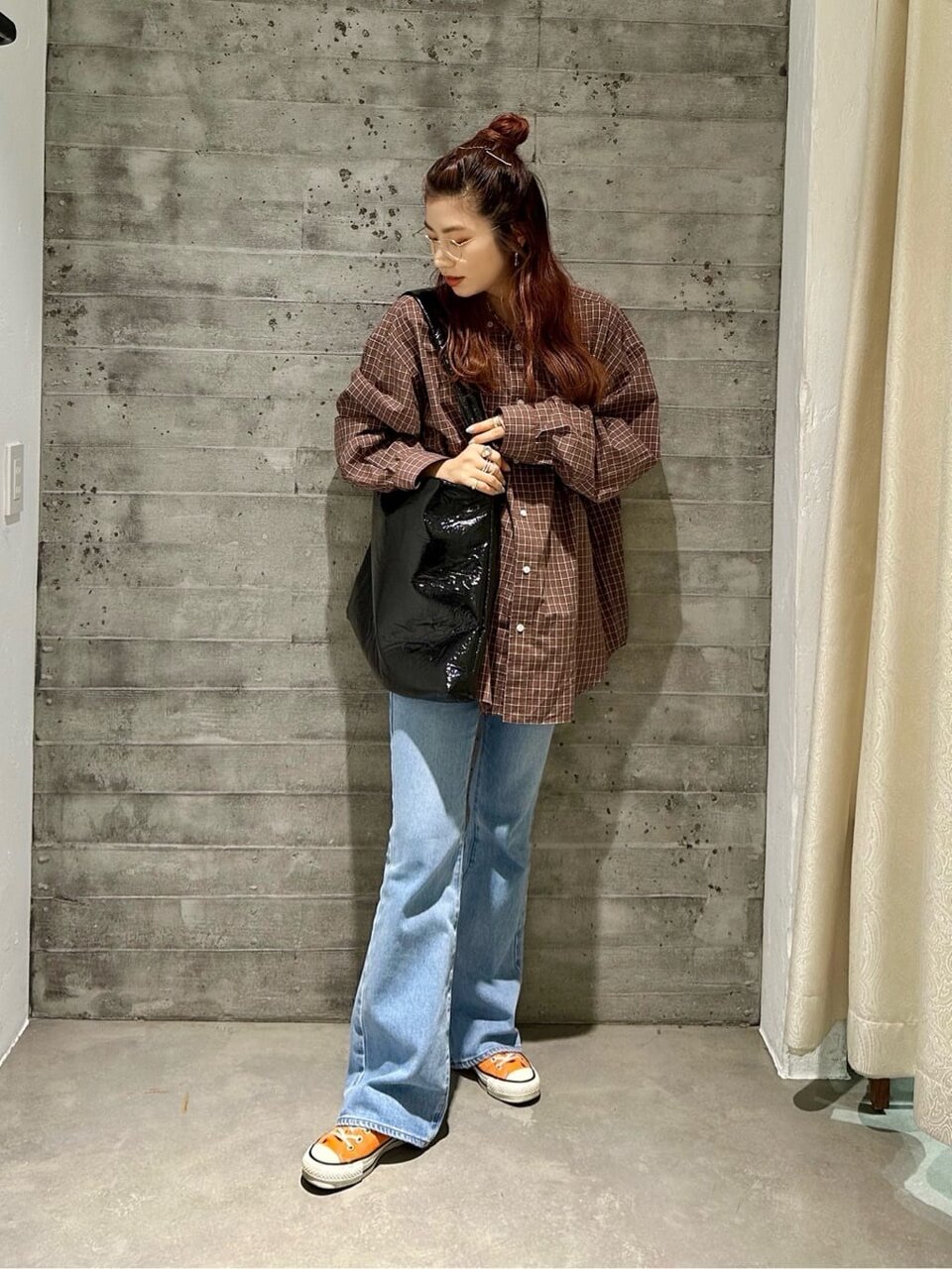 チェックシャツ×スウェット