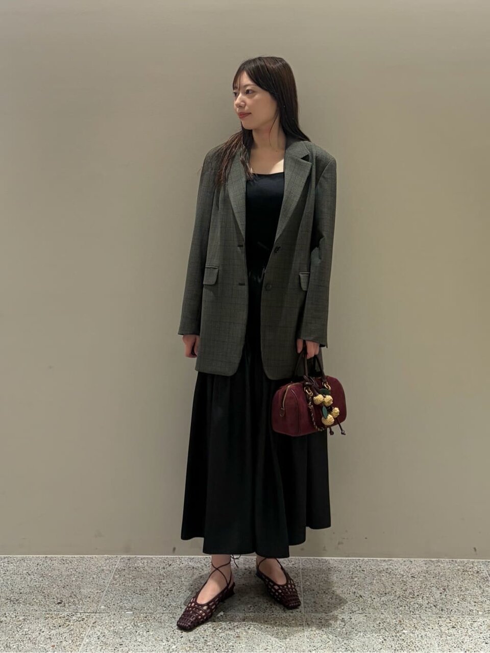 ジャケットとティアードスカートを着た女性