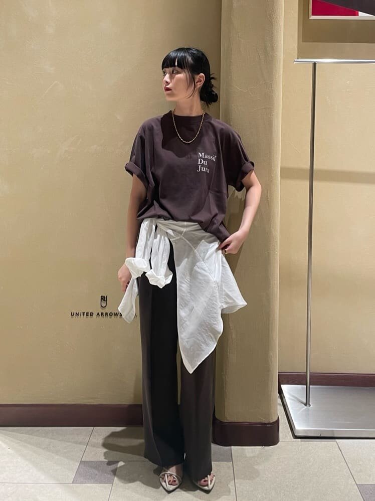 ロゴTシャツとイージーパンツを着た女性