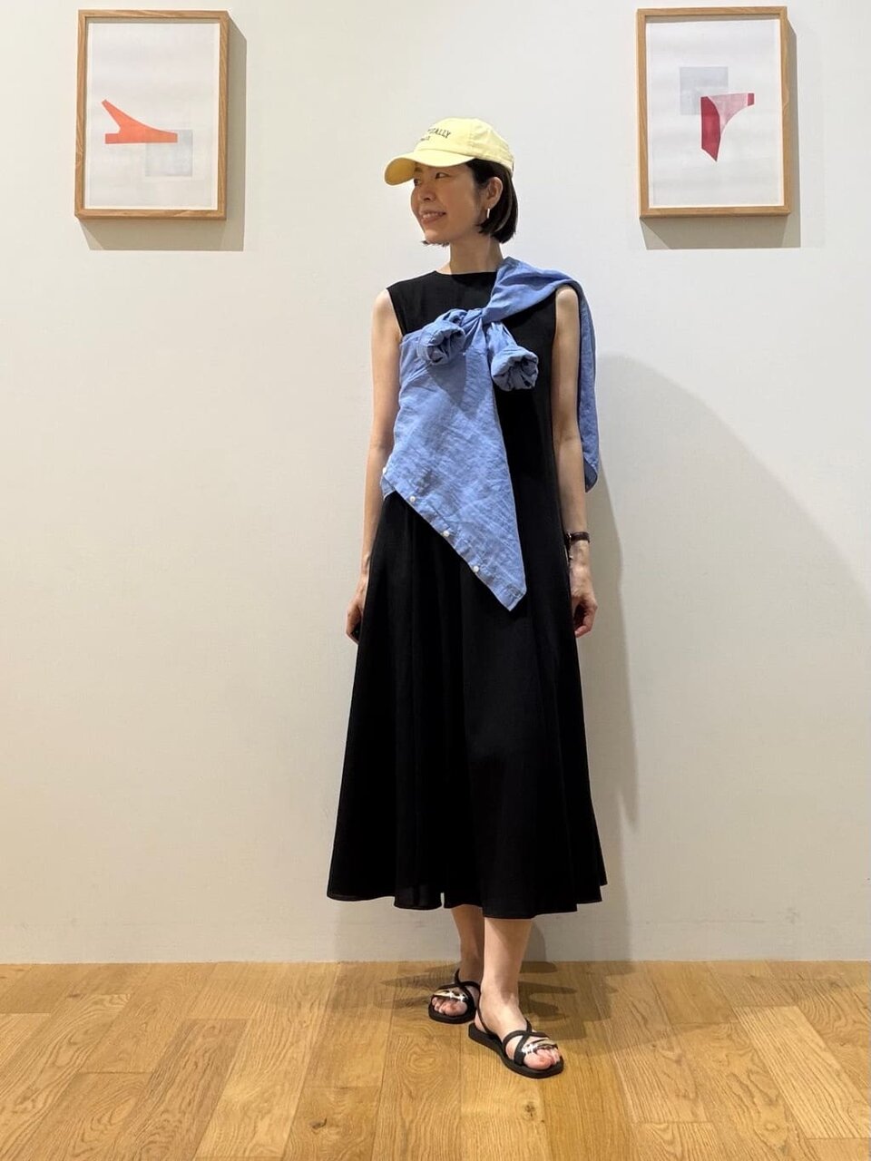 ノースリーブワンピースを着た女性