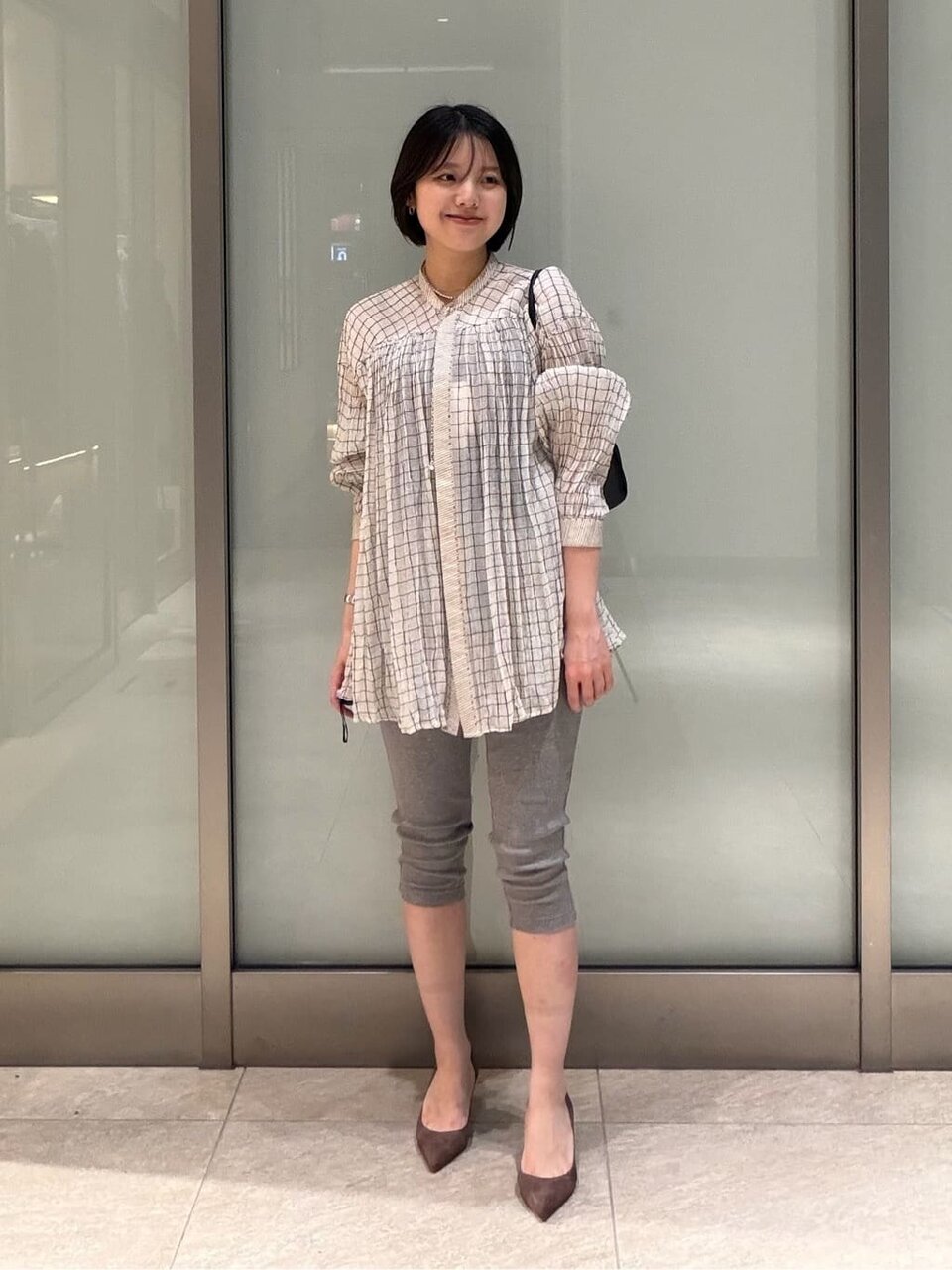チュニックとレギンスを着た女性