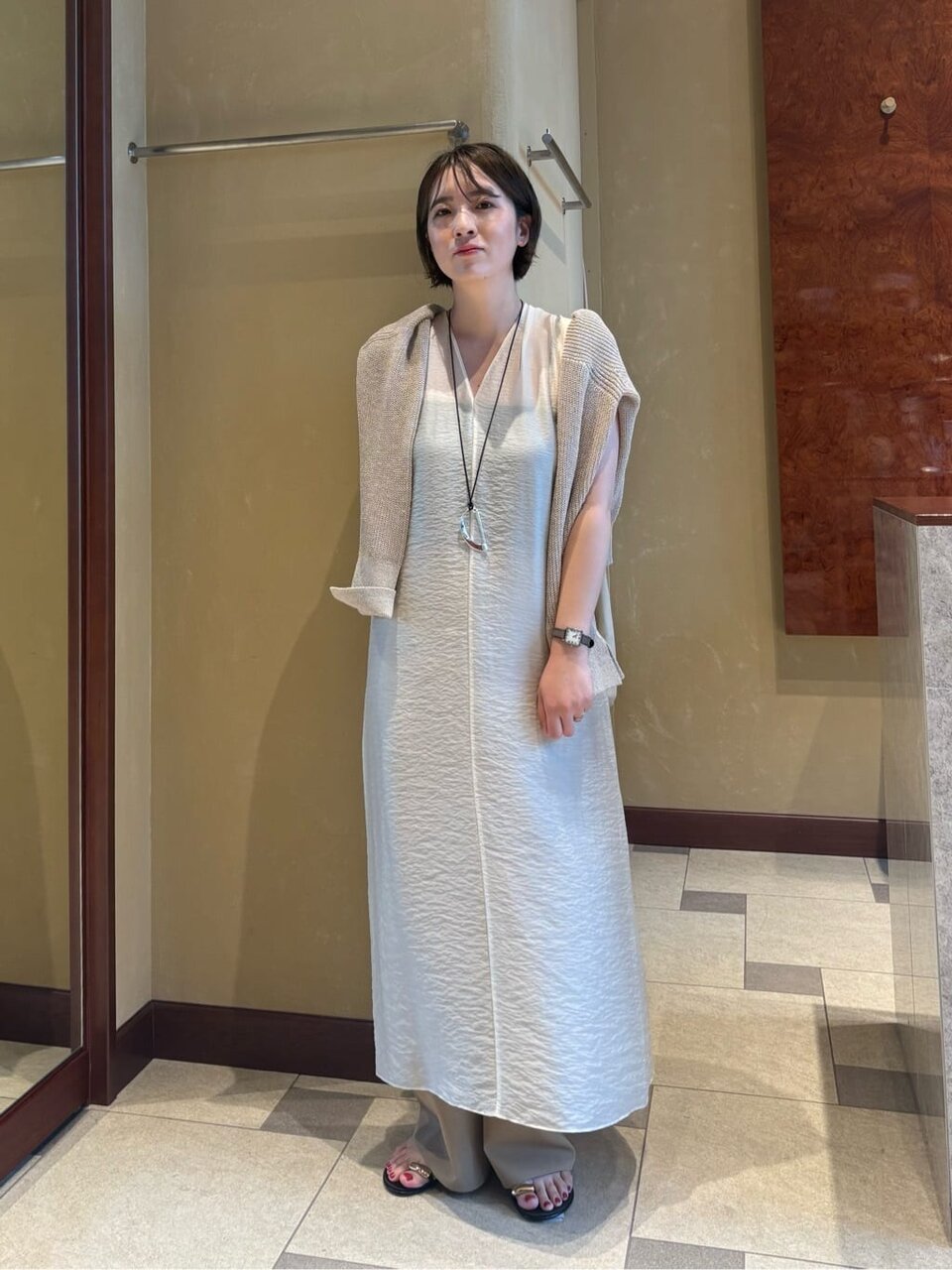 ワンピースとカーディガンを着た女性