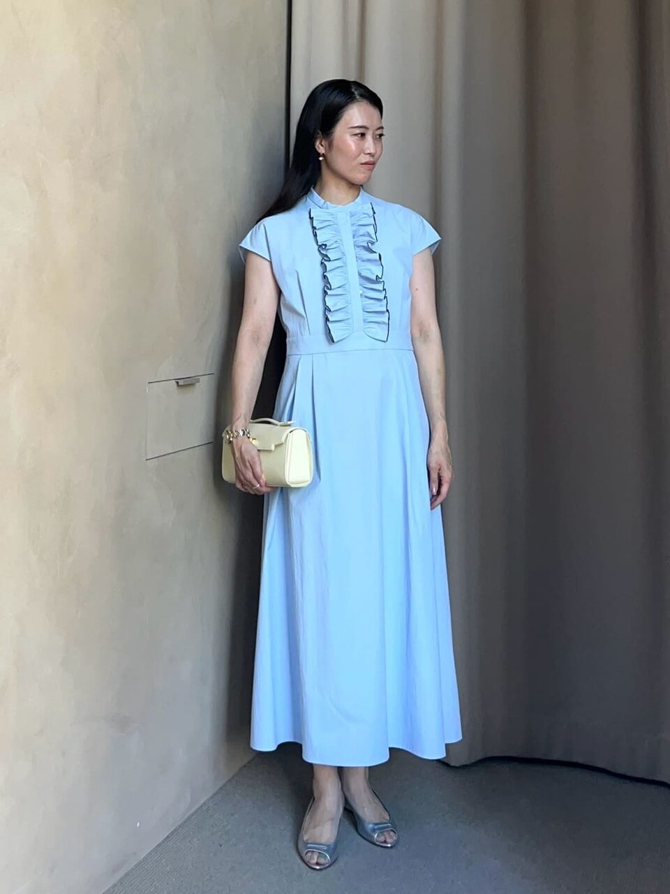 フリルワンピースを着た女性