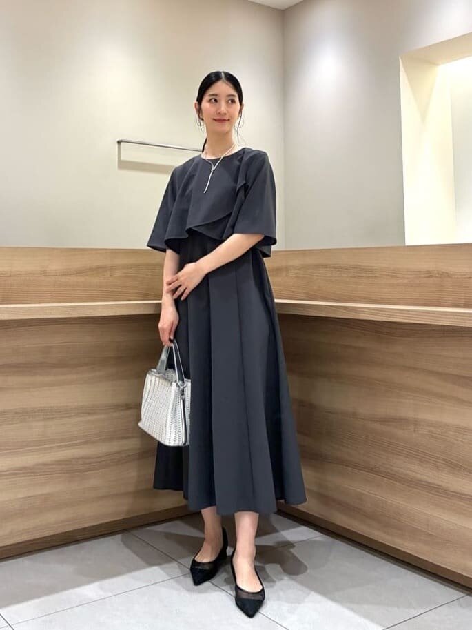 ケープワンピースを着た女性