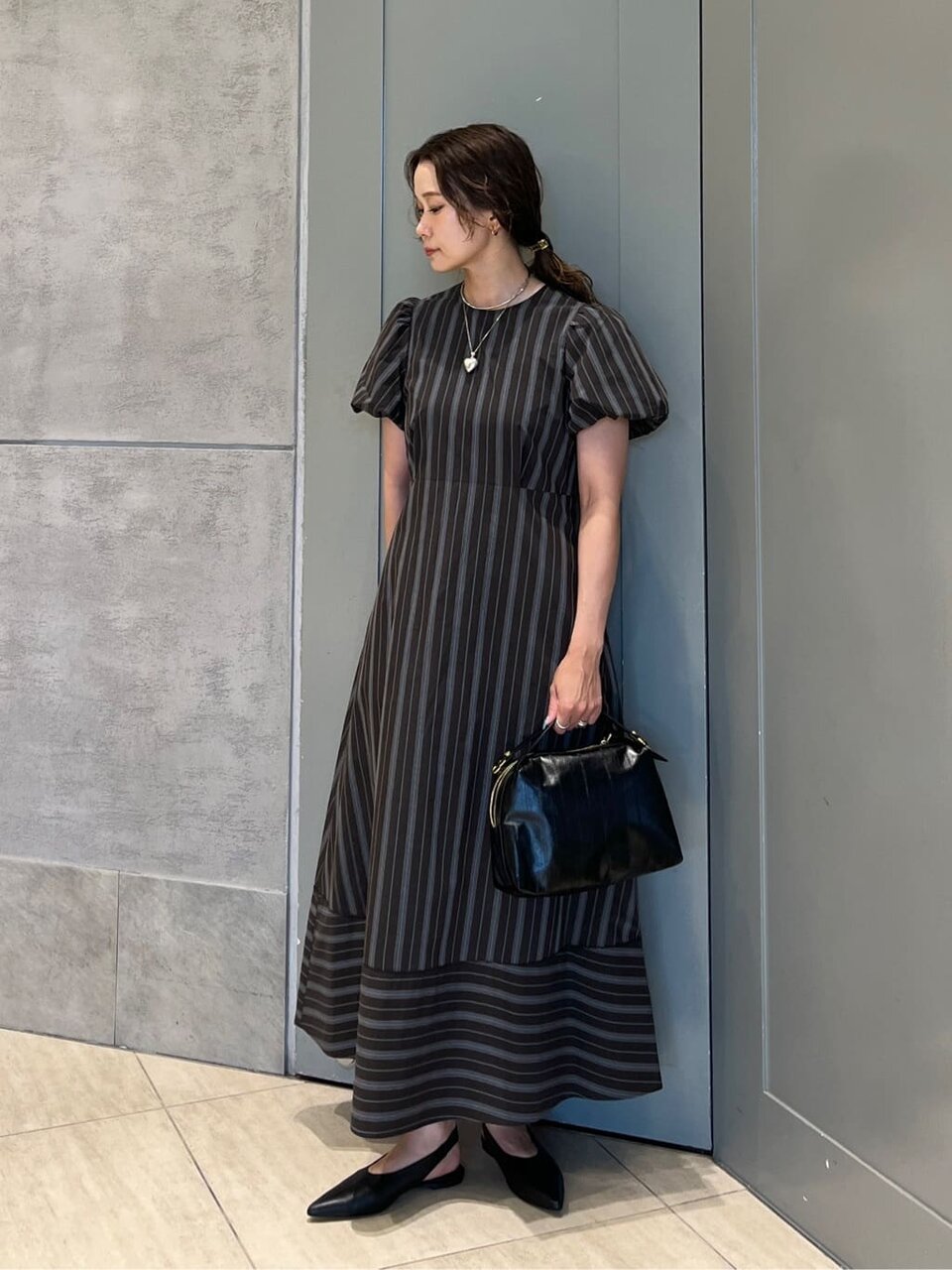 パフスリーブワンピースを着た女性