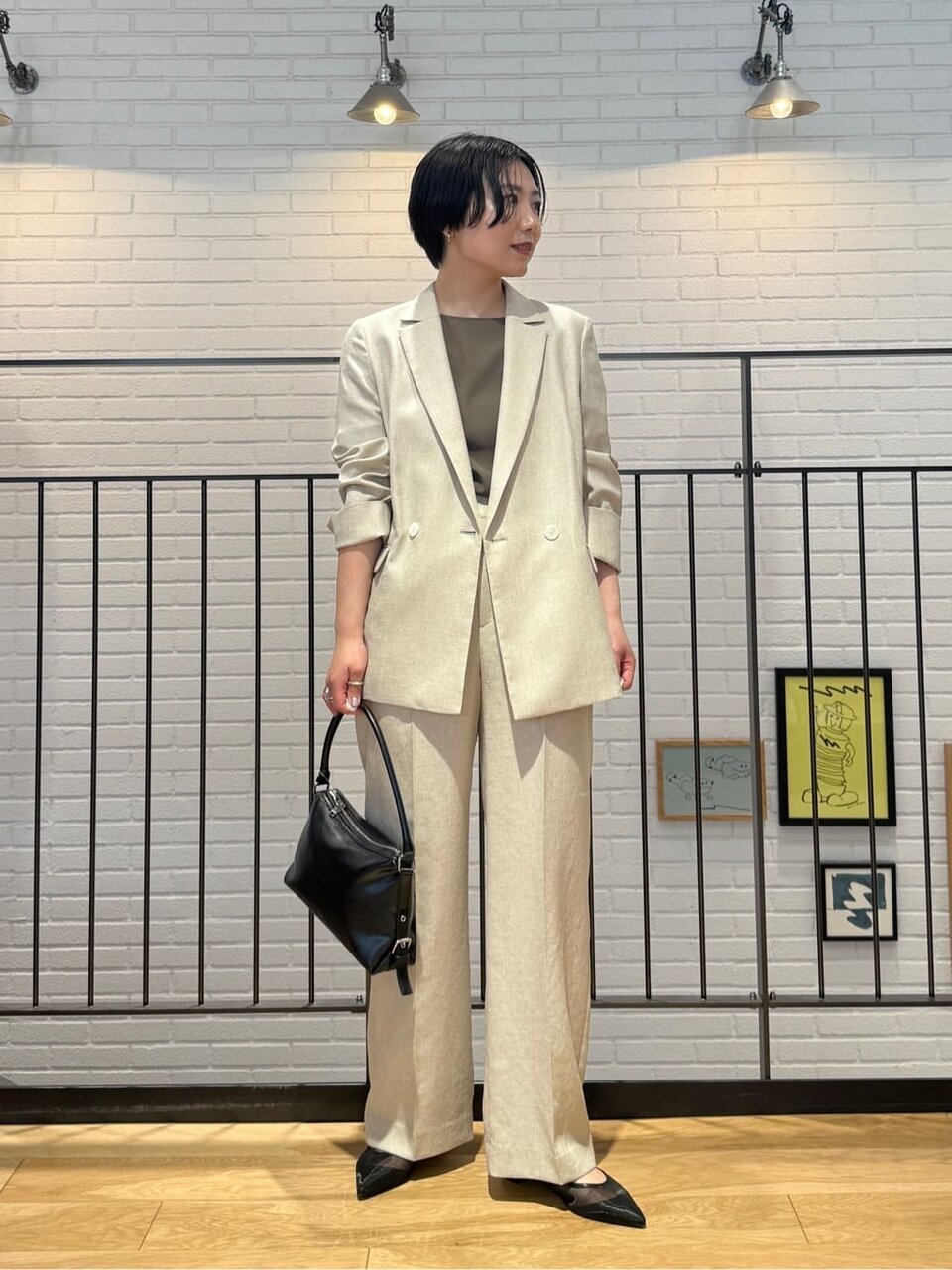ジャケットセットアップを着た女性