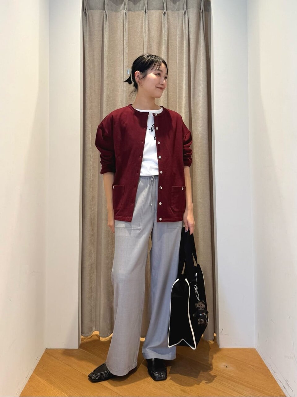 カーディガンとイージーパンツを着た女性