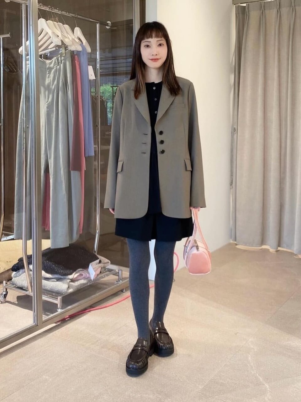 テーラードジャケットとローファーをあわせた女性