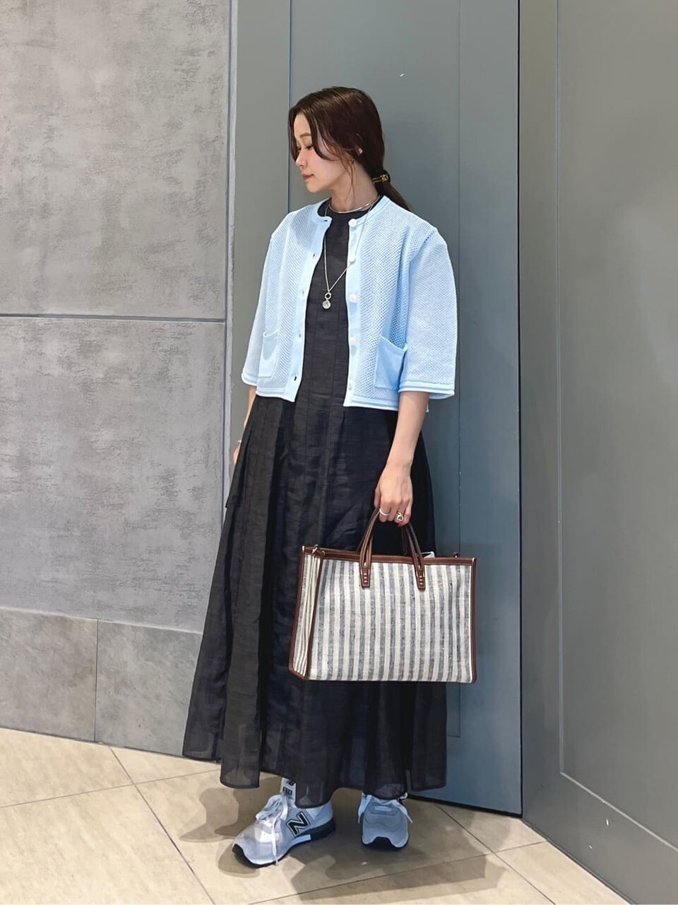 メッシュカーディガンとワンピースを着た女性