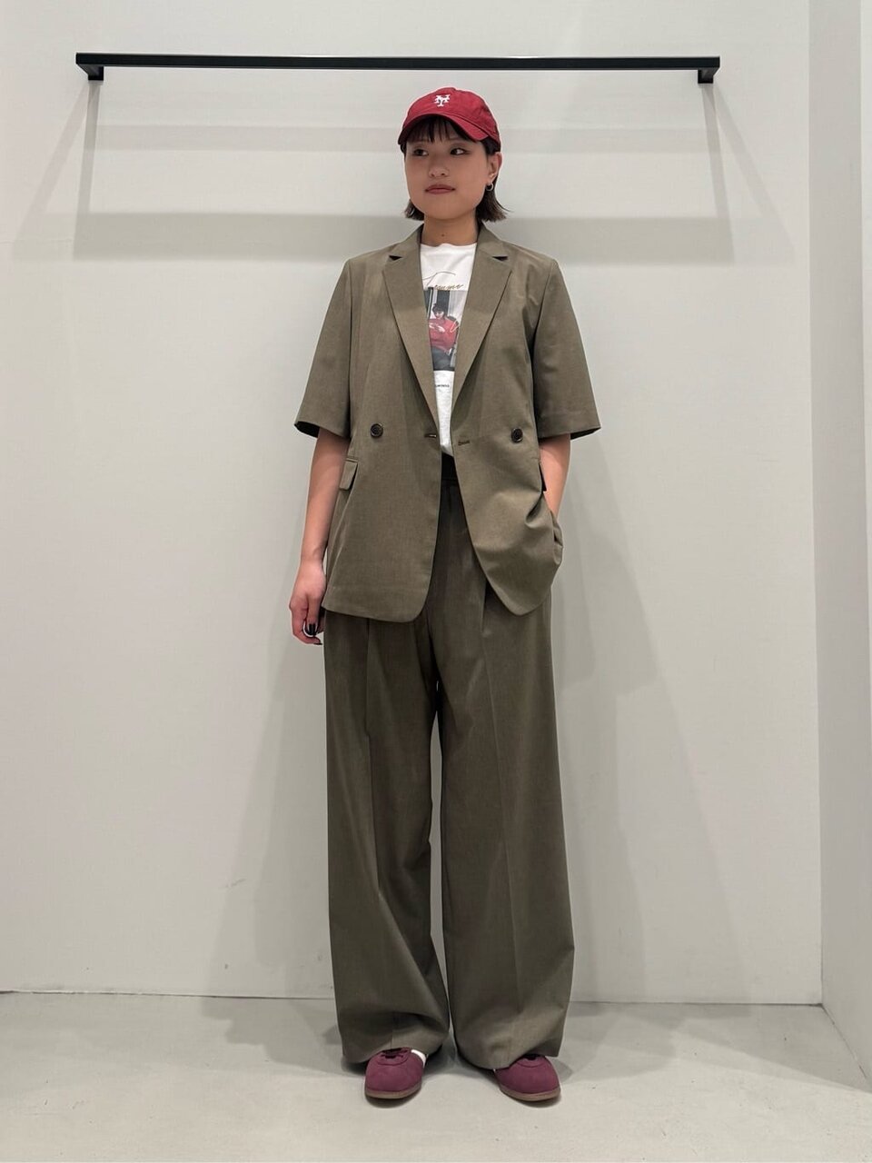 ハーフスリーブジャケットとワイドパンツを着た女性