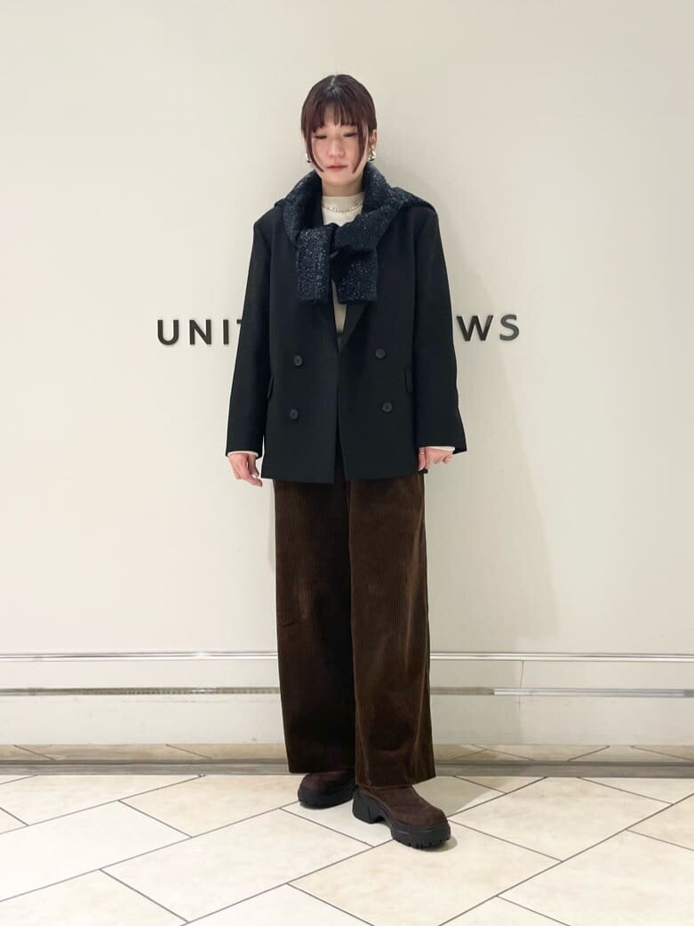 ダブルジャケットとコーデュロイパンツを着た女性
