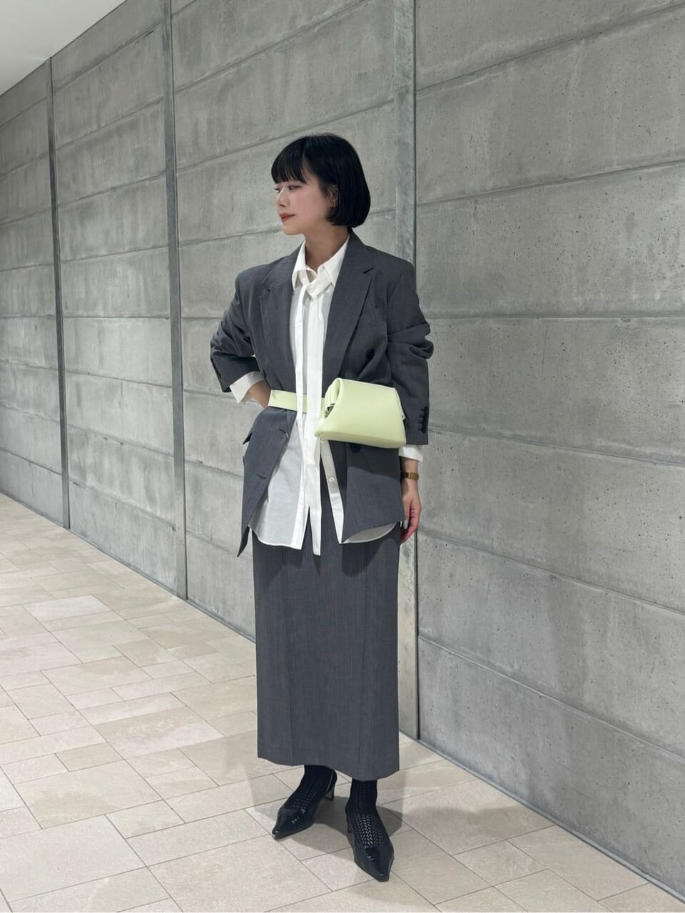 ダブルジャケットとタイトスカートを着た女性