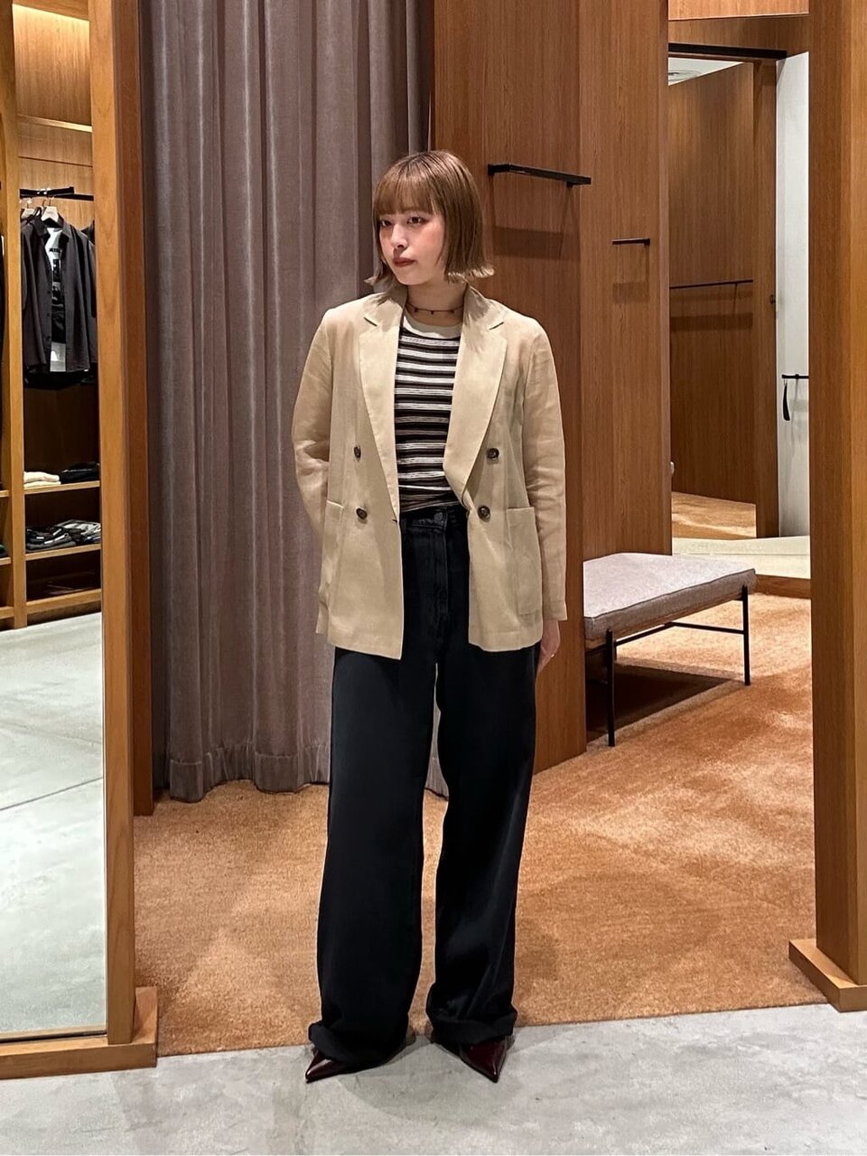 シアーダブルジャケットとワイドデニムパンツを着た女性
