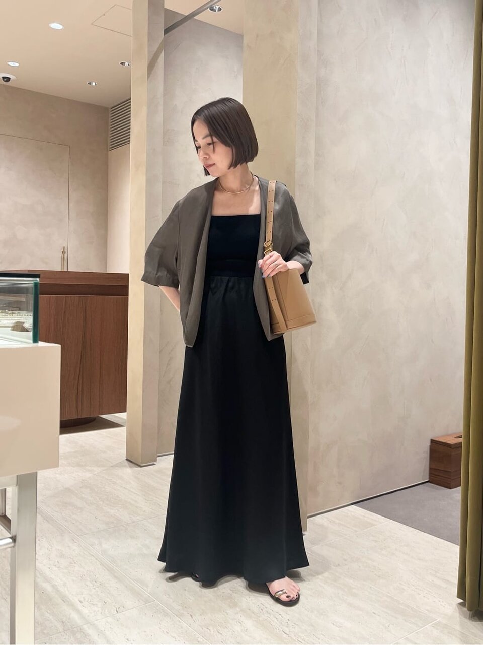 ハーフスリーブジャケットとフレアスカートを着た女性