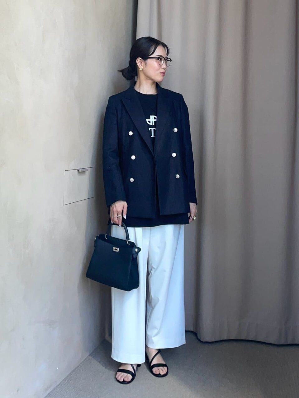 リネンブレザーとワイドパンツを着た女性