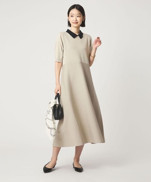 シャツワンピースを着た女性