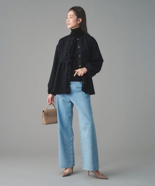 ノーカラージャケット×デニムパンツの女性