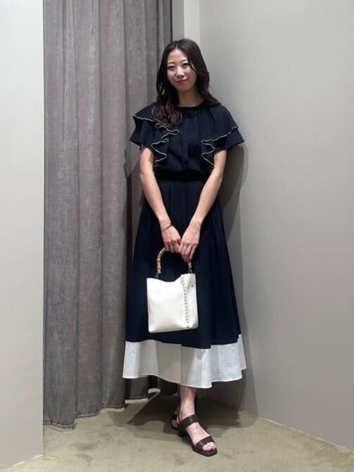 ラッフルブラウス×タックスカートのコーデ
