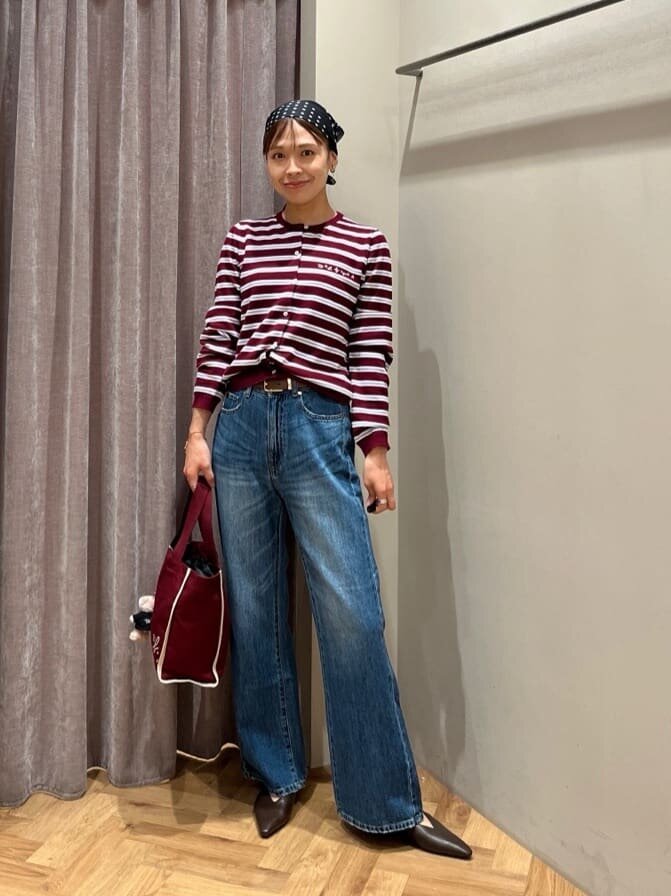 カーディガンとデニムパンツの30代秋服コーデ
