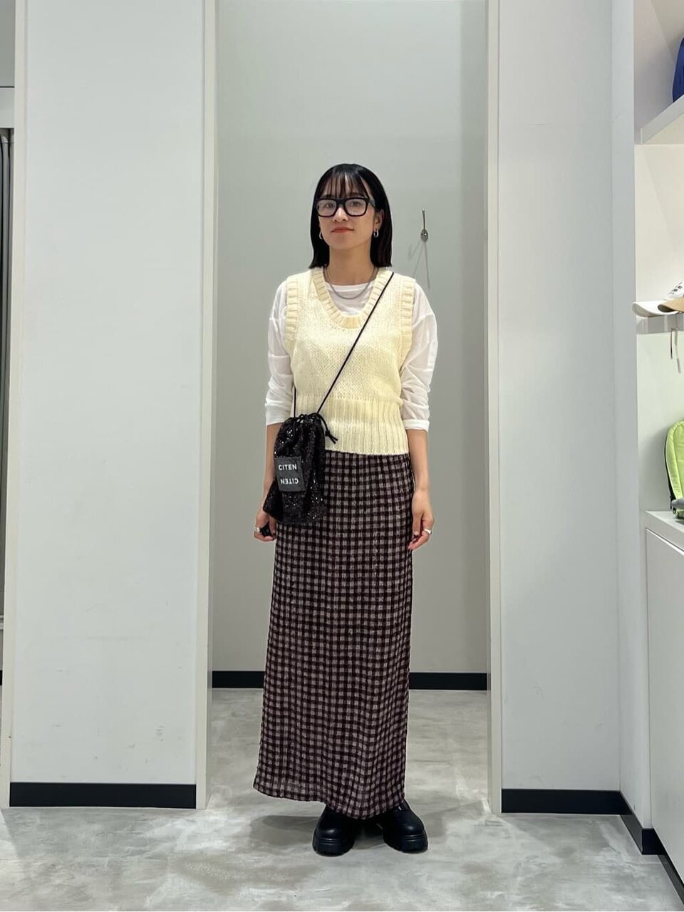 ニットベストとナロースカートの30代秋服コーデ