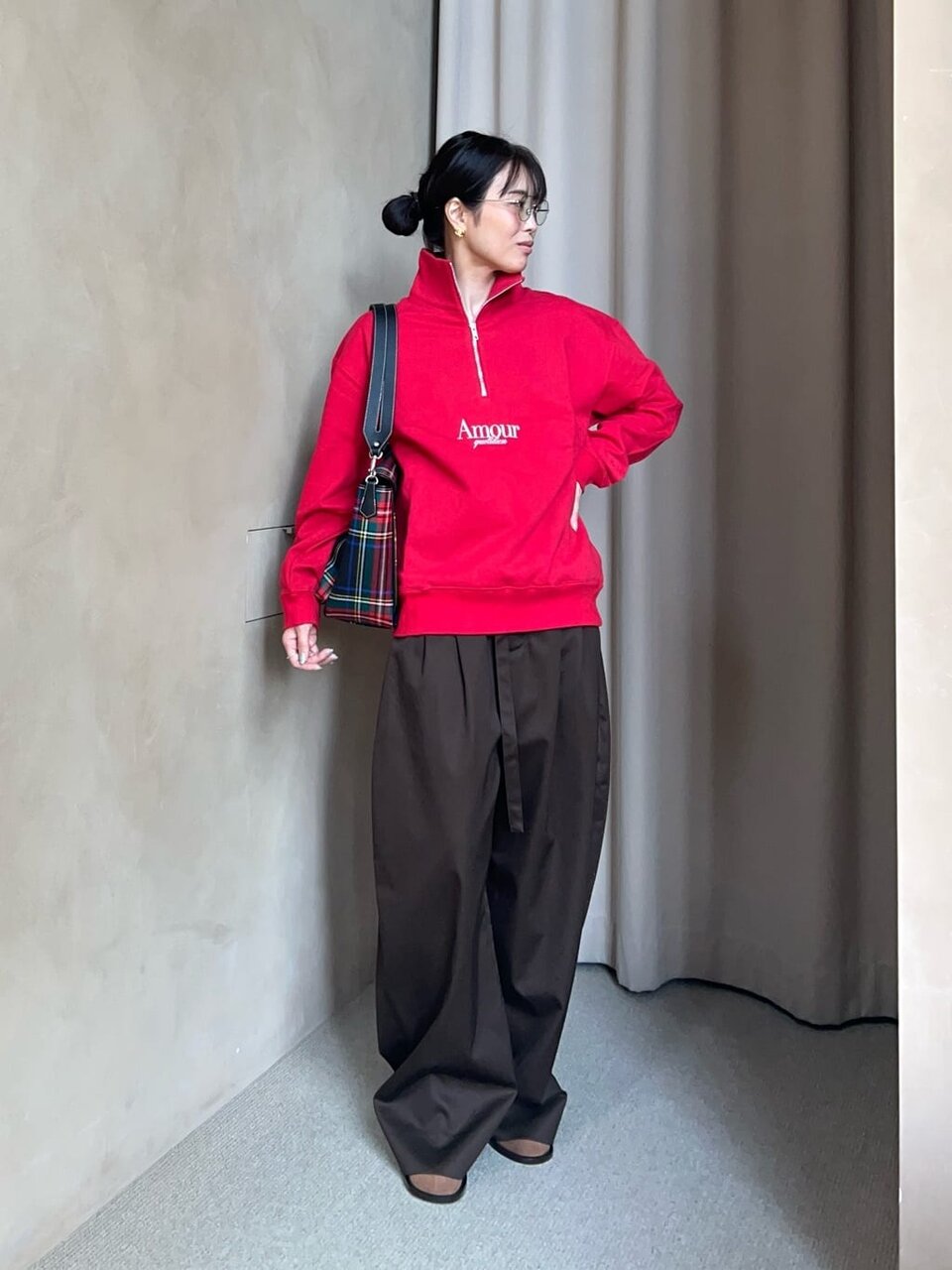スウェットとカーブパンツの30代秋服コーデ