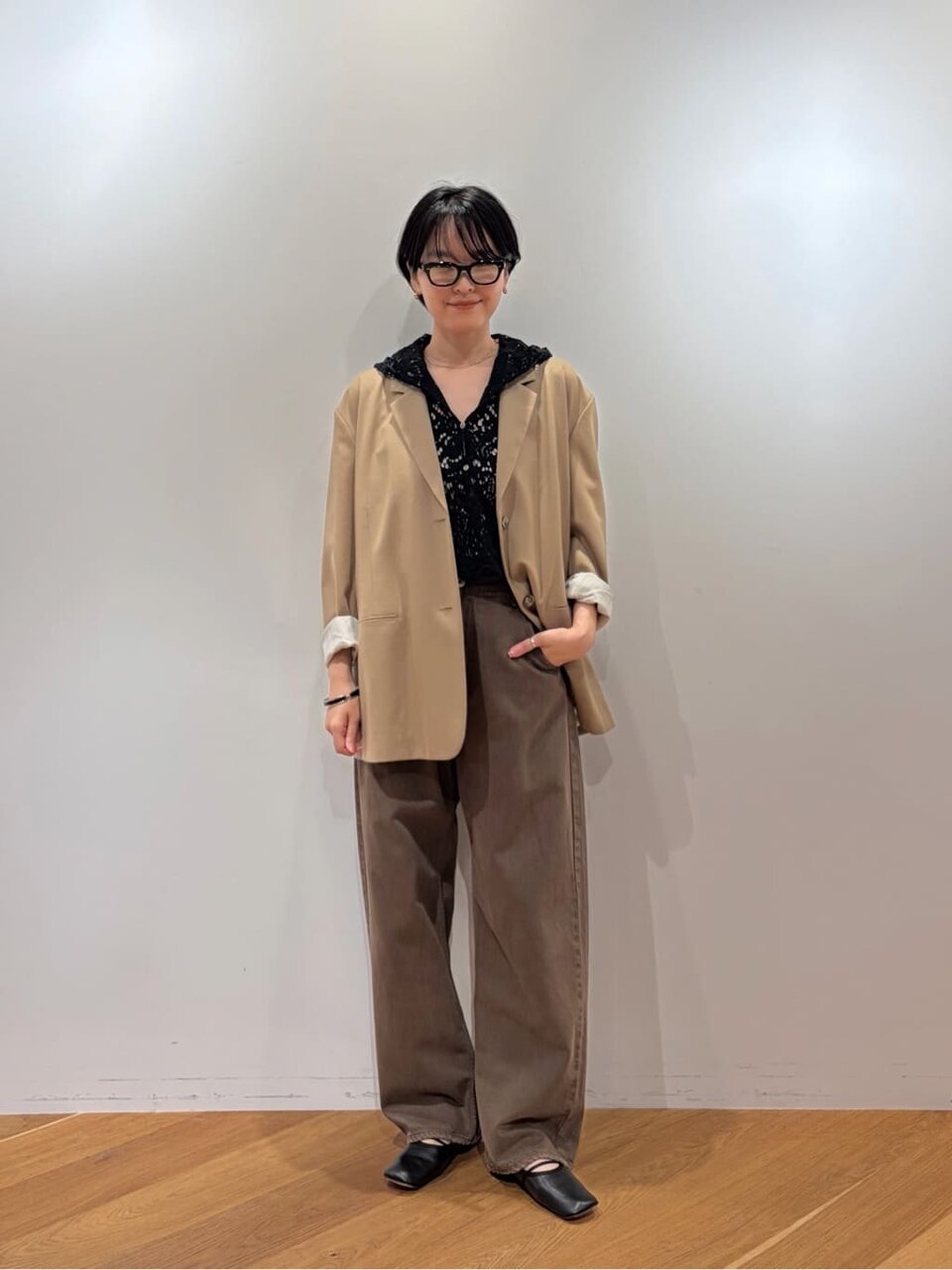 ジャケットとデニムパンツの30代秋服コーデ