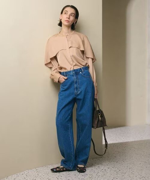 デニムパンツにきれいめなアイテムをあわせた秋服コーデ