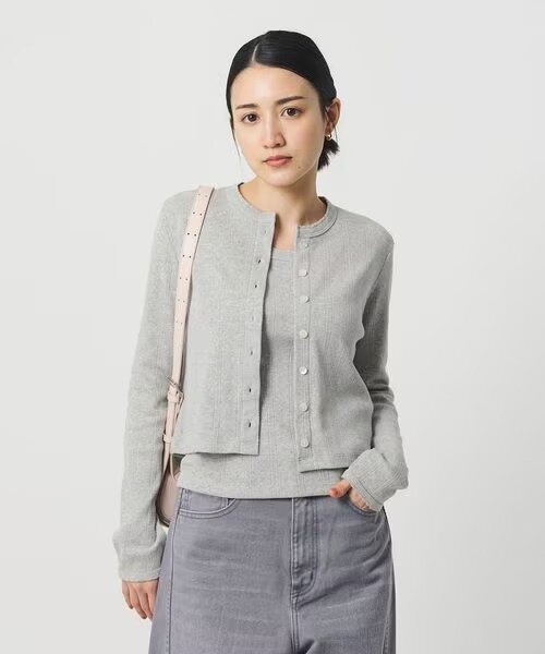 グレーのカーディガンを着た女性
