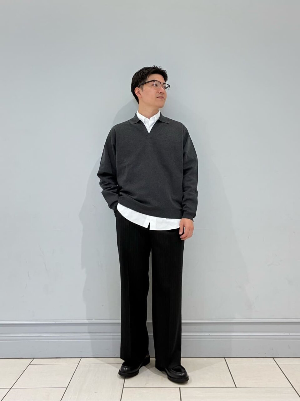レギュラーシャツ×スキッパーニットのコーデ