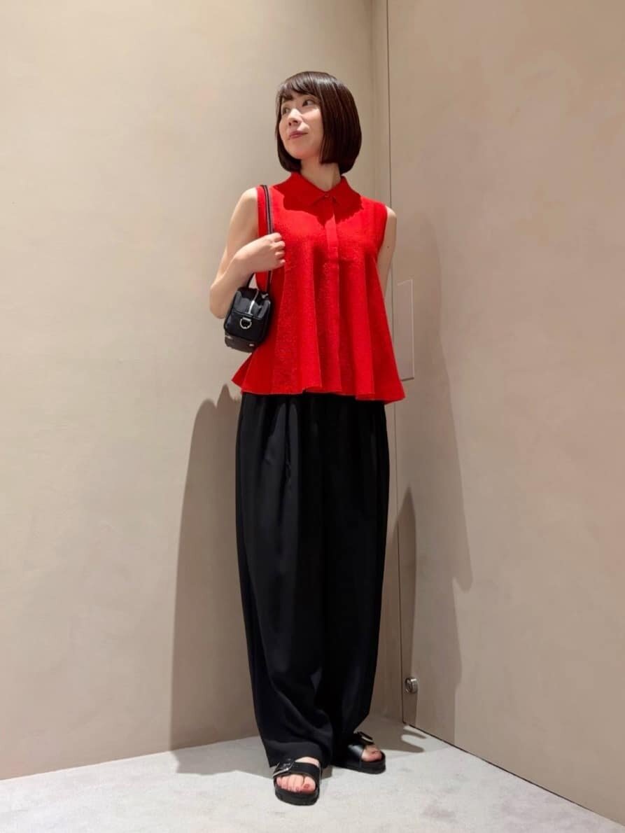 赤のノースリブニット×黒のワイドパンツのコーデ