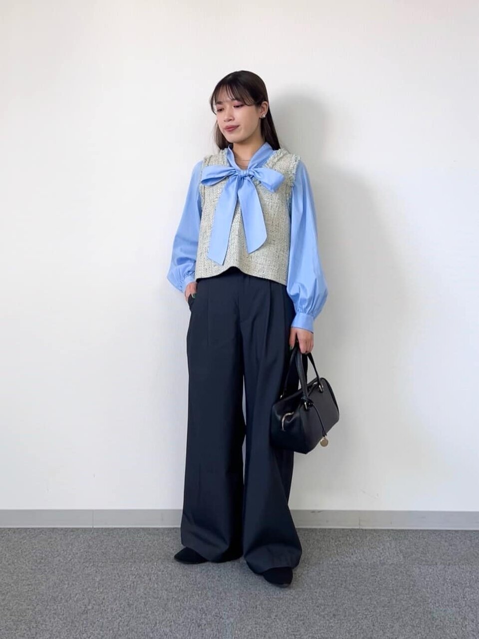 ボウタイブラウスを着た女性