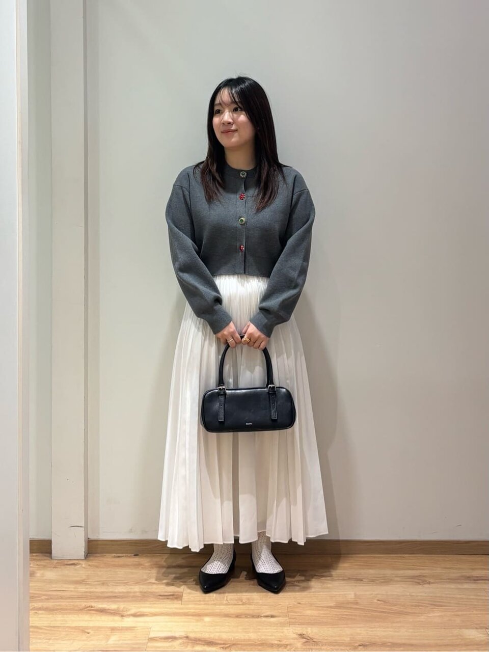 プリーツスカート×白の靴下×黒のパンプスのコーデ
