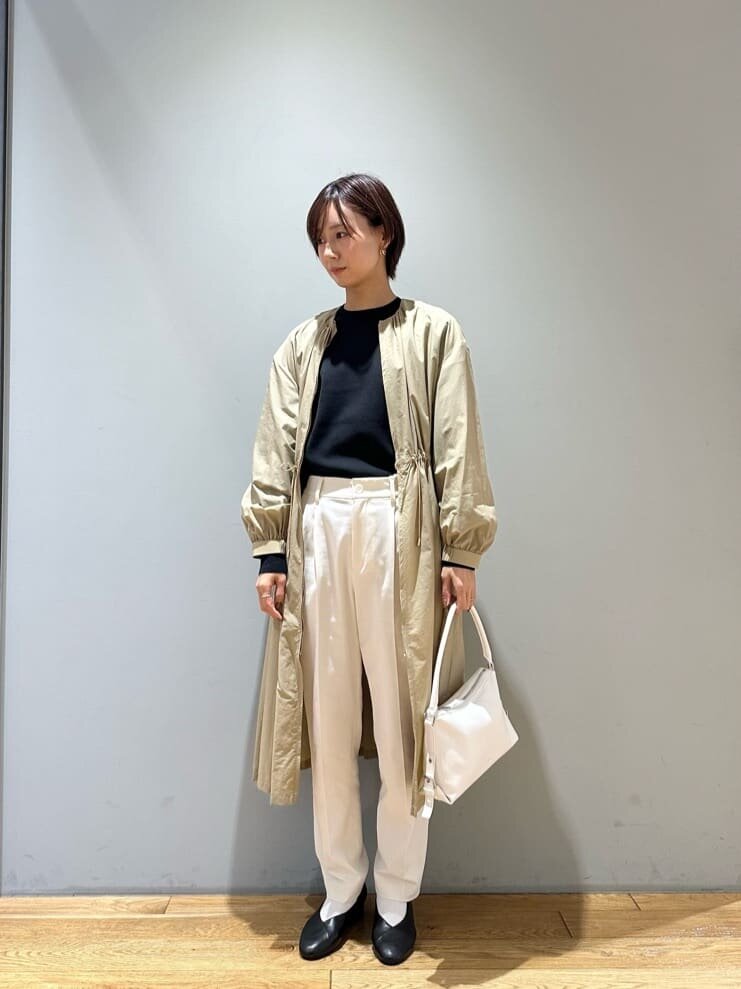 テーパードパンツ×白の靴下×黒のパンプスのコーデ