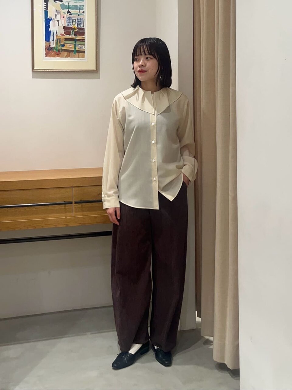 テーパードパンツ×白の靴下×黒のパンプスのコーデ