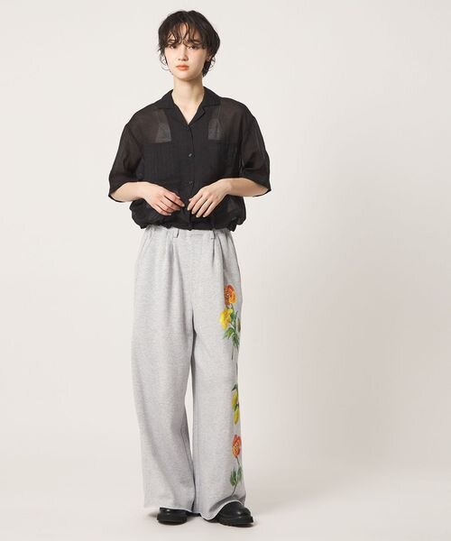 黒のシャツ×スウェットのコーデ