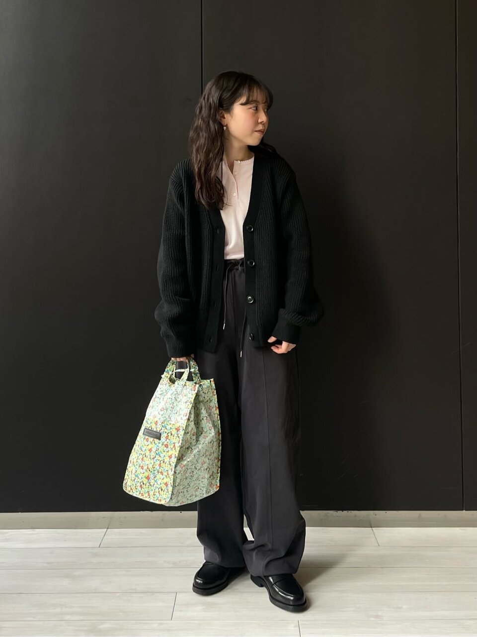 黒のカーディガン×黒のスウェットパンツのコーデ
