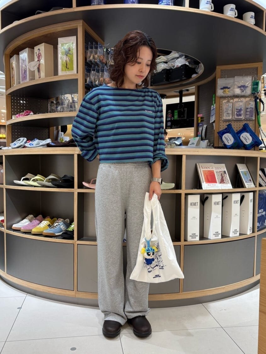 ボーダー柄のロングスリーブTシャツ×グレーのスウェットパンツのコーデ
