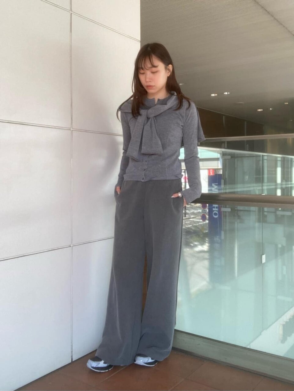 グレーのカーディガン×グレーのスウェットパンツのコーデ