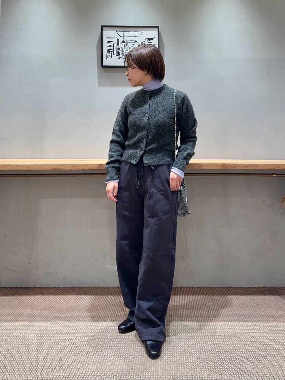 グレーのニットカーディガン×黒のスウェットパンツのコーデ