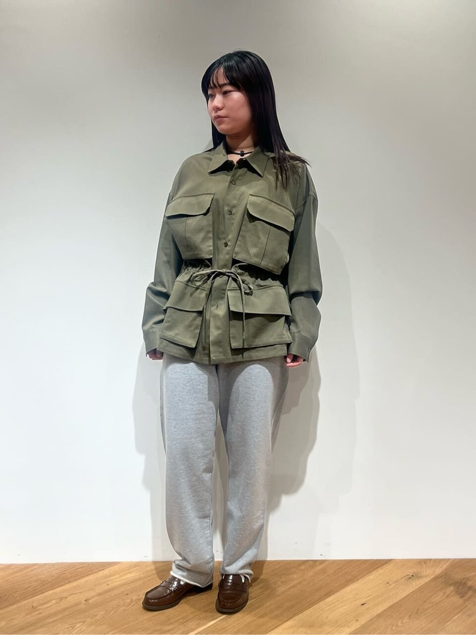 オリーブのブルゾン×グレーのスウェットパンツのコーデ