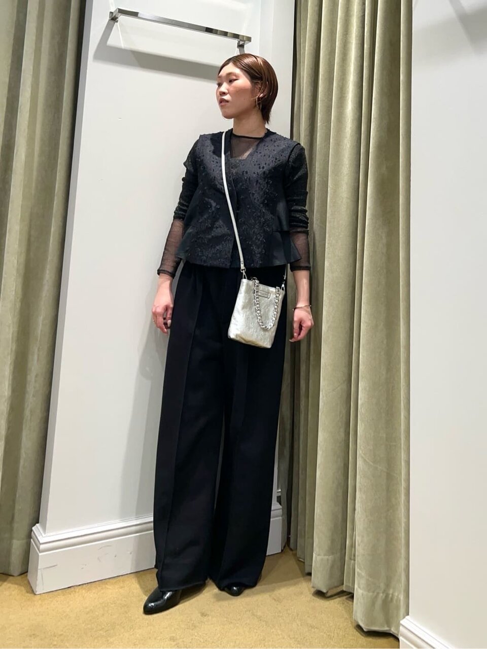 ネイビーのベスト×黒のスウェットパンツのコーデ