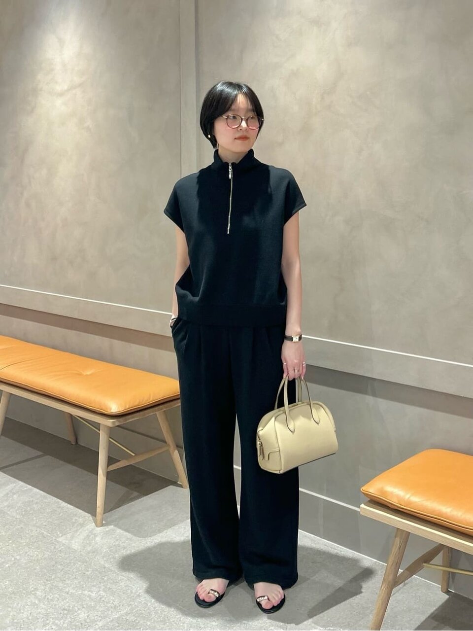 黒のジッププルオーバー×黒のスウェットパンツのコーデ
